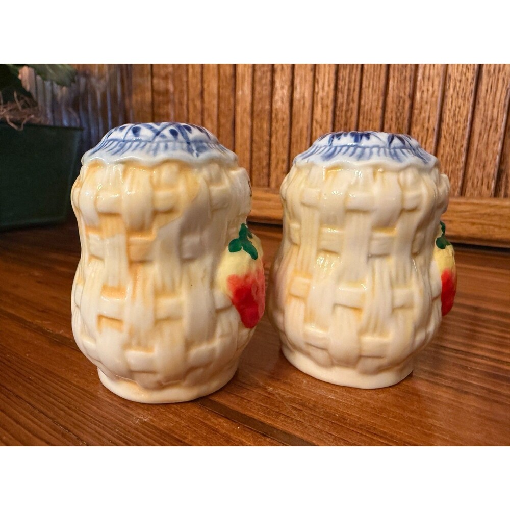 Vintage Strawberry Basket Salt Pepper Shakers Ceramic Dominica Cottagecore - Picture 2 of 7
